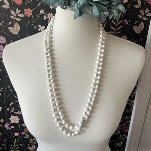 White/grey marbled beaded necklace